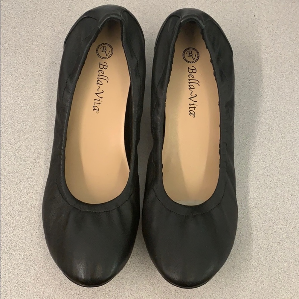 Black BellaVita size 8.5 heeled flats